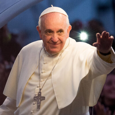 Vaticano crea comisión para analizar ordenación de mujeres diáconas