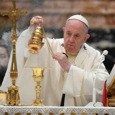 Papa honra durante Jueves Santo a quienes luchan contra coronavirus