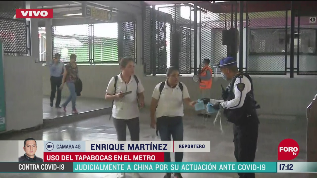 FOTO: policias entregan cubrebocas en entradas del metro pantitlan