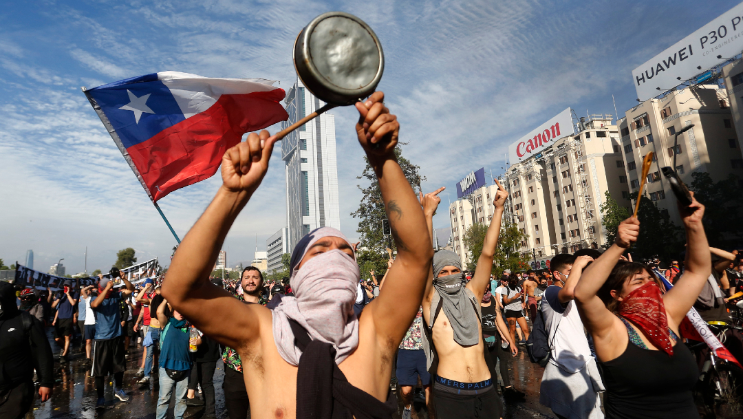 FOTO: Balean a 10 personas que protestaban contra la represión en Chile, el 28 de abril de 2020