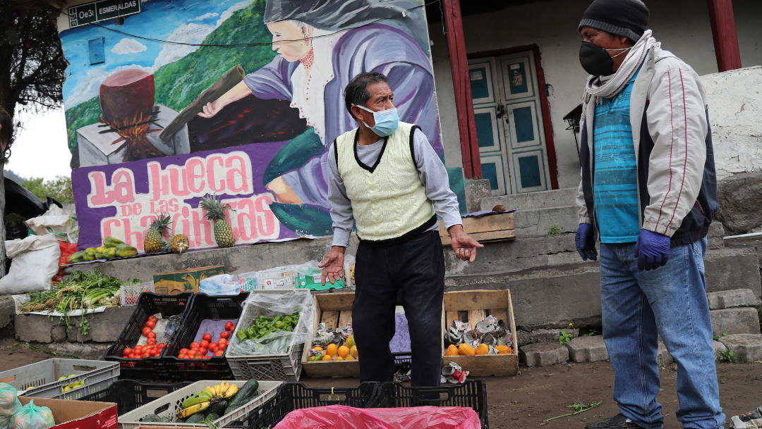 Foto: Un vendedor ofrece frutas y verduras en calles de Quito, Ecuador, 4 abril 2020