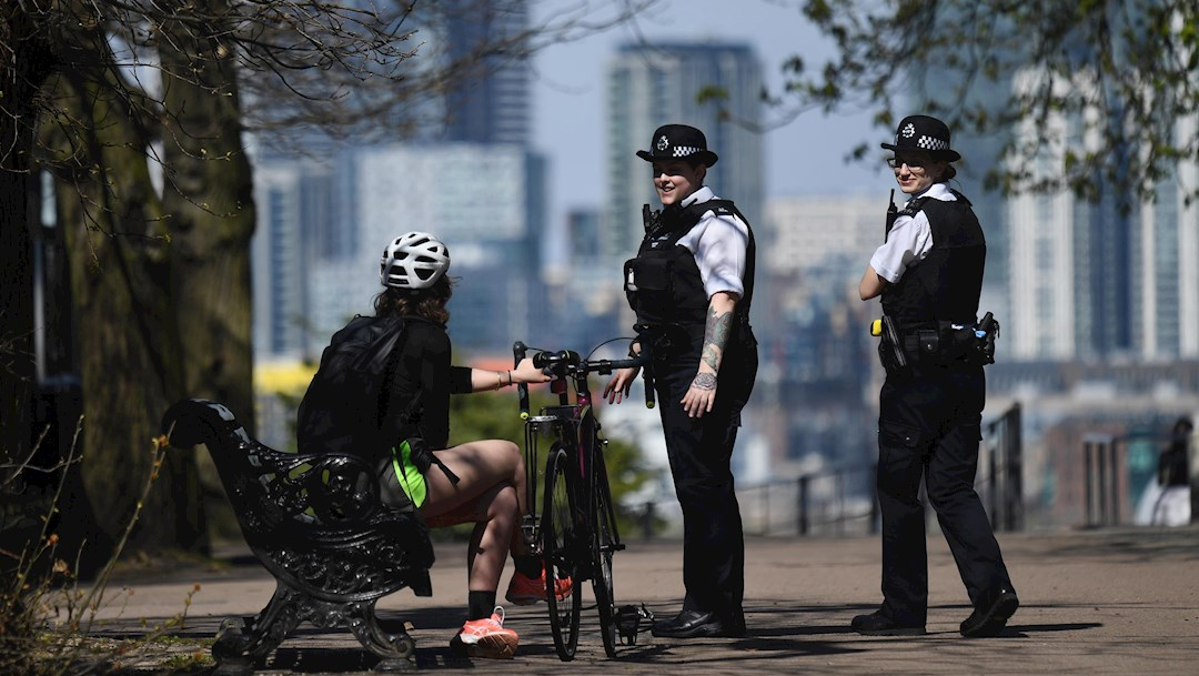 Policías en Londres realizan rondines en parques británicos, 5 abril 2020