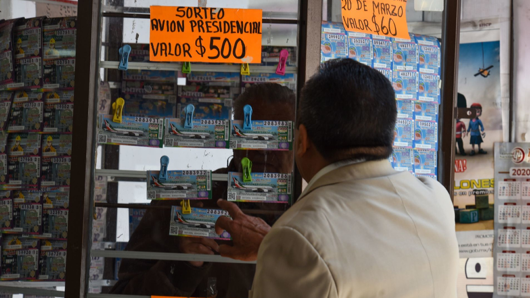 Un maestro jubilado decidió comprar su cachito de lotería para el sorteo del Avión Presidencial., 8 abril 2020