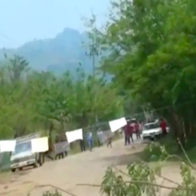 Se enfrentan policías e indígenas de Tumbalá, Chiapas, en filtros por coronavirus