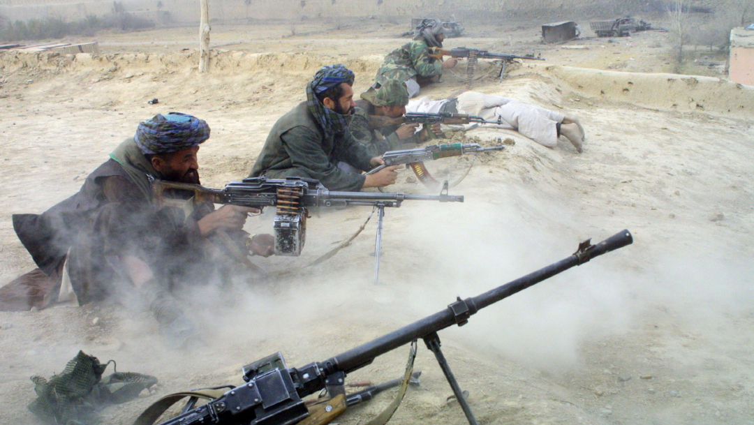 Un grupo de talibanes disparando sus armas. (Getty Images/archivo)