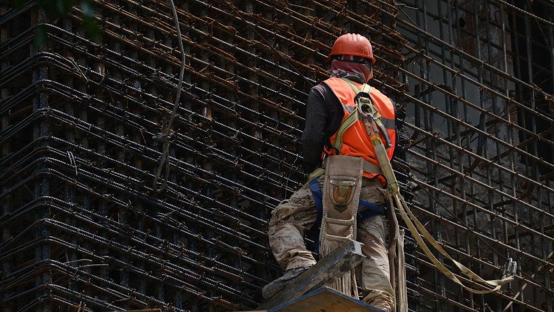Foto: Un trabajador se encuentra laborando en un edificio ubicado sobre avenida Tlalpan, 16 abril 2020
