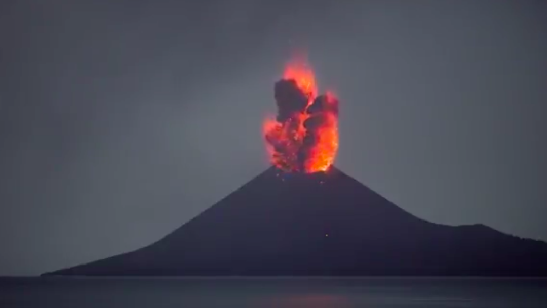 Volcán Krakatoa, en Indonesia, registra fuerte erupción