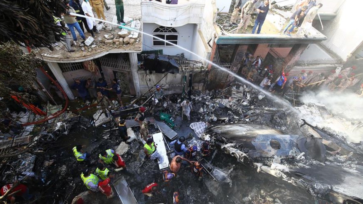 Suman 60 muertos tras estrellarse avión en Pakistán