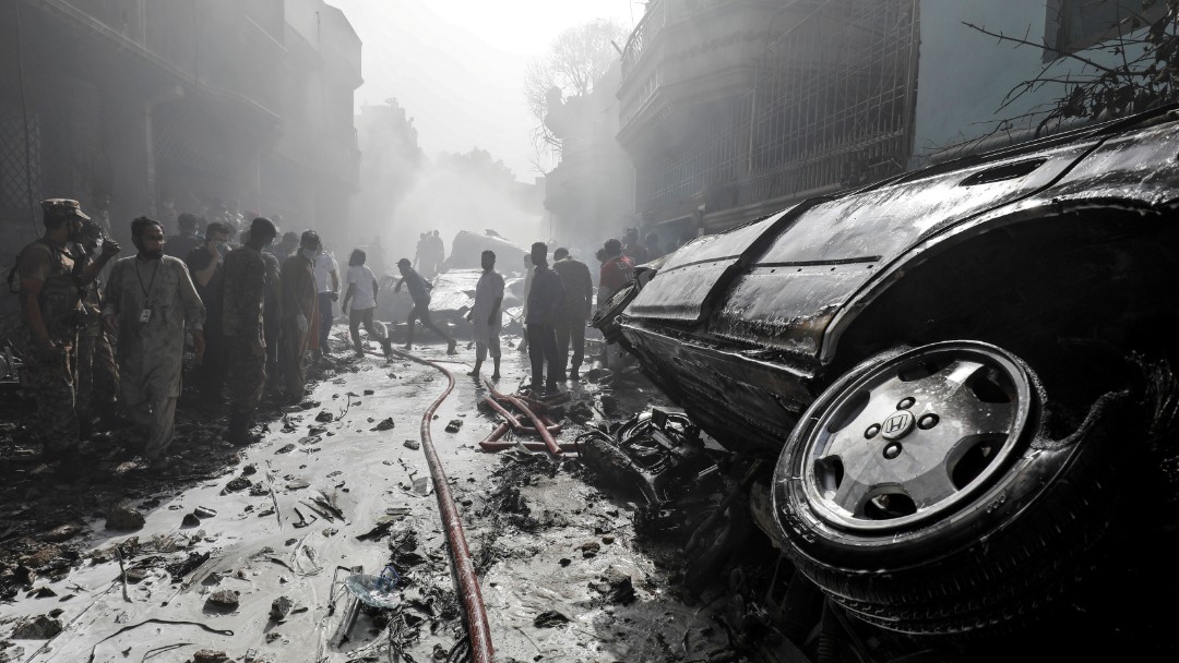 Aspectos del accidente aéreo en Karachi, Pakistán. Reuters