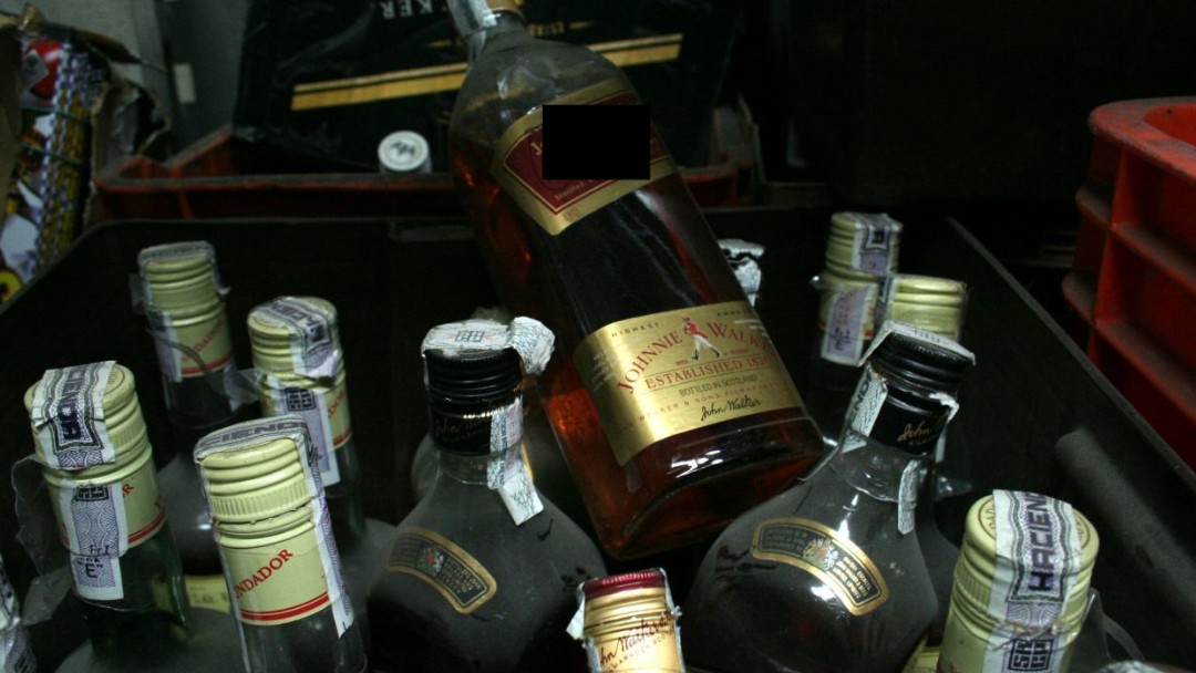 Botellas con alcohol adulterado. Cuartoscuro/Archivo