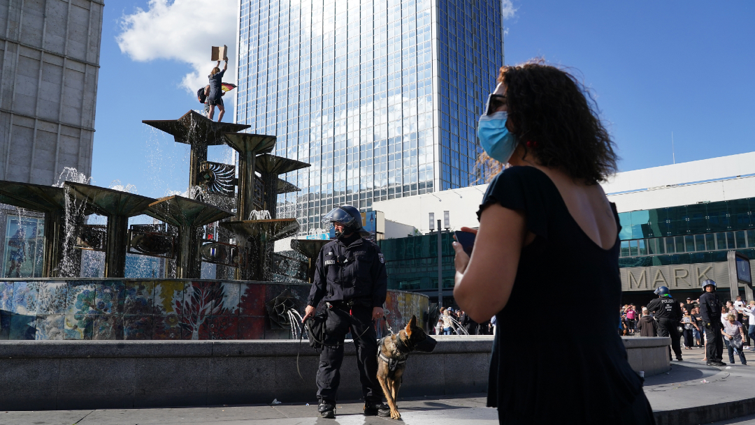 FOTO: Protestas en Alemania contra las medidas restrictivas por la pandemia, el 9 de mayo de 2020