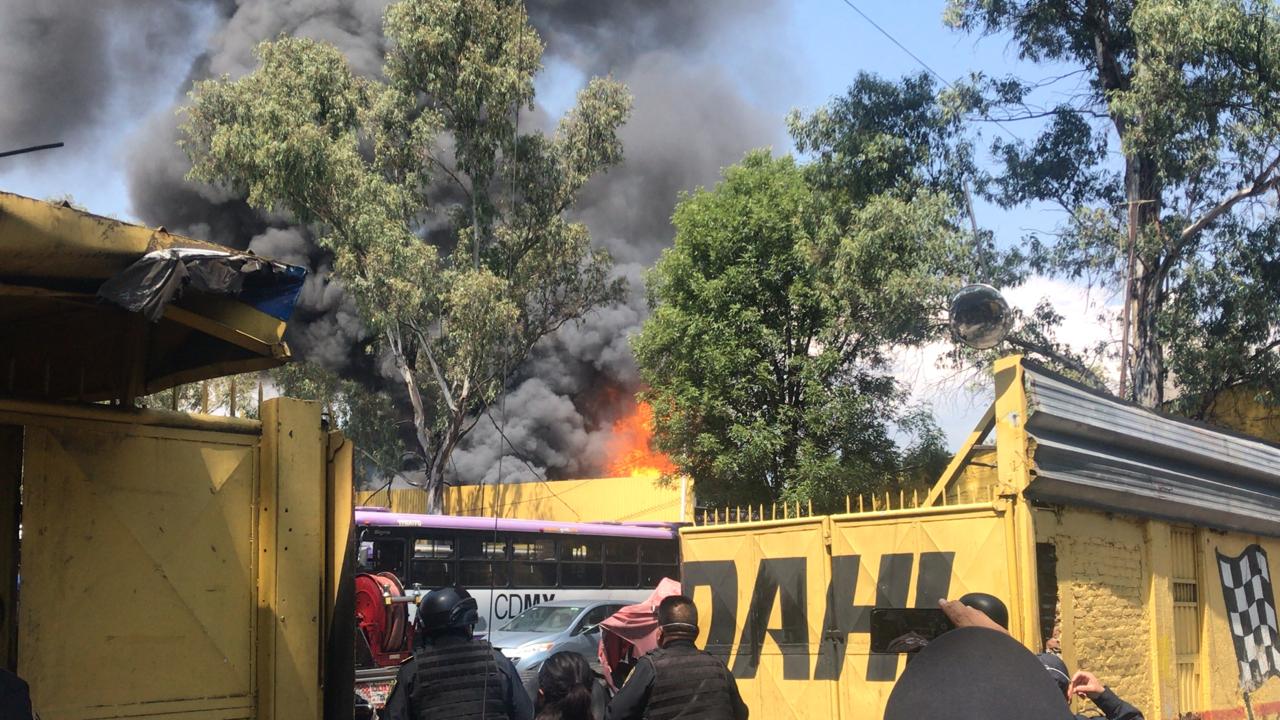 Aparatoso incendio en depósito de camiones en la CDMX