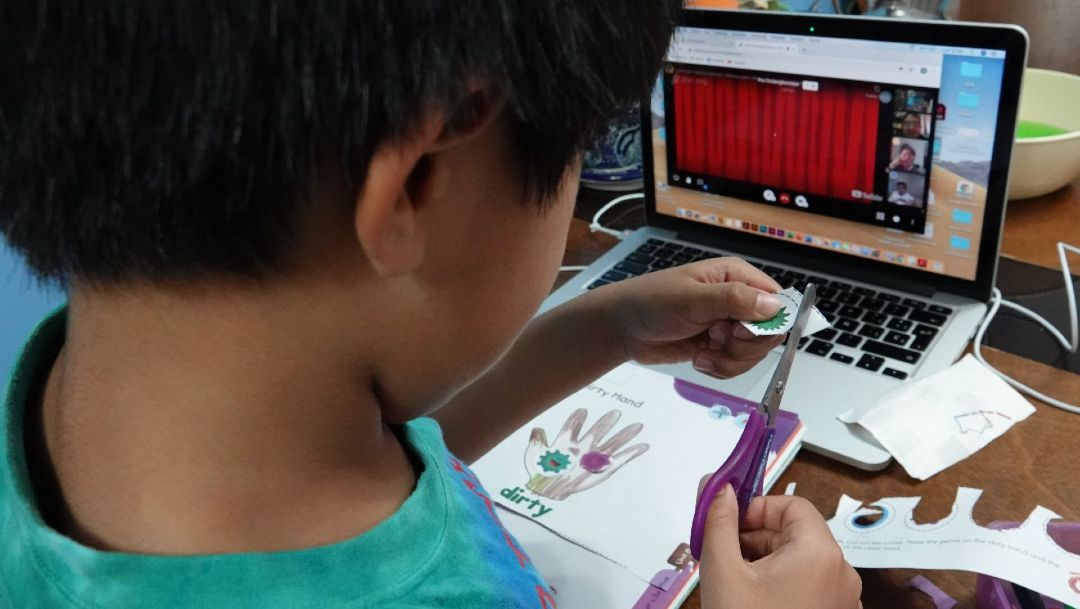 Niños toman clases a distancia con aplicaciones de internet que les permiten convivir con sus compañeros y maestros. (Foto: Cuartoscuro)