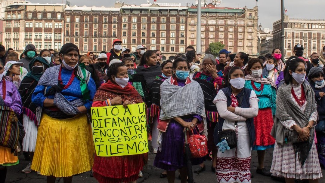 Artesanos indígenas protestan en Zócalo en demanda de apoyos ante COVID-19.