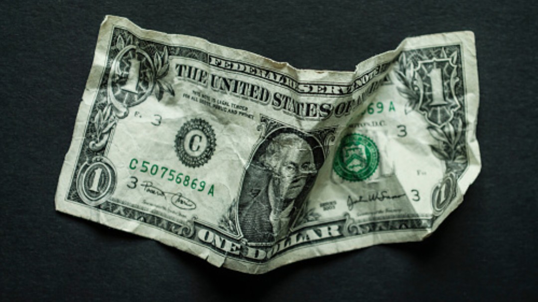 Billete de un dólar arrugado. Getty Images/Archivo