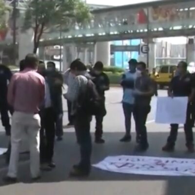 Bomberos del aeropuerto de CDMX protestan por falta de equipo contra coronavirus
