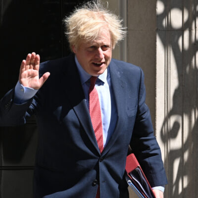 Boris Johnson defiende a asesor señalado por romper confinamiento