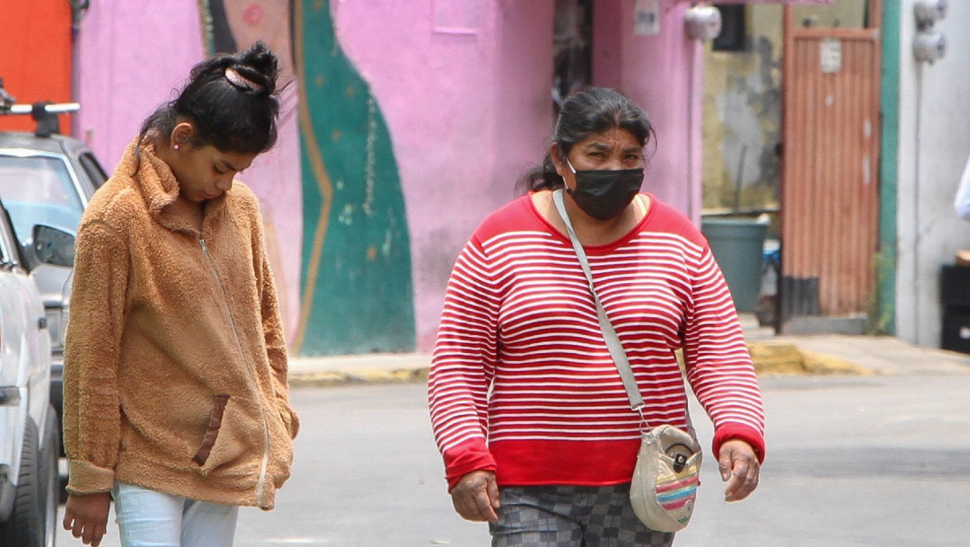 FOTO: Vecinos impiden sanitización del 'Callejón del Covid' en Iztapalapa, el 30 de mayo de 2020