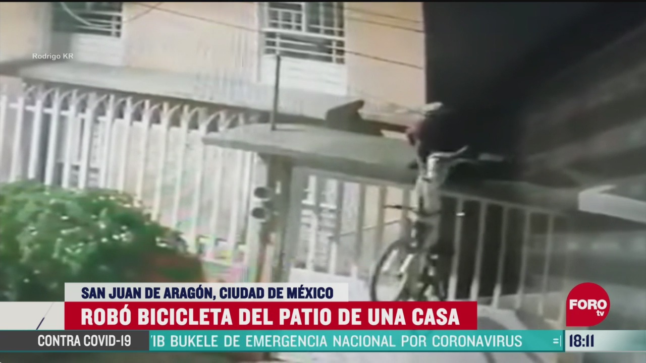 FOTO: captan a ladron que roba bicicleta de una vivienda