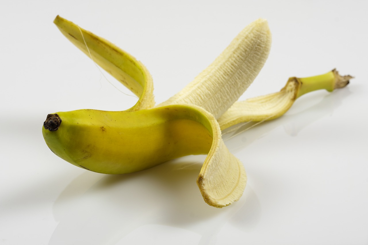 Imagen de un plátano. ¿Para qué sirve la cáscara de plátano?