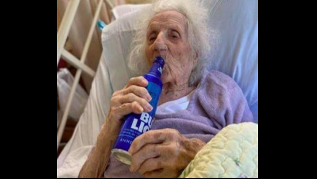 Abuelita de 103 años venció al coronavirus y lo celebra tomando cerveza