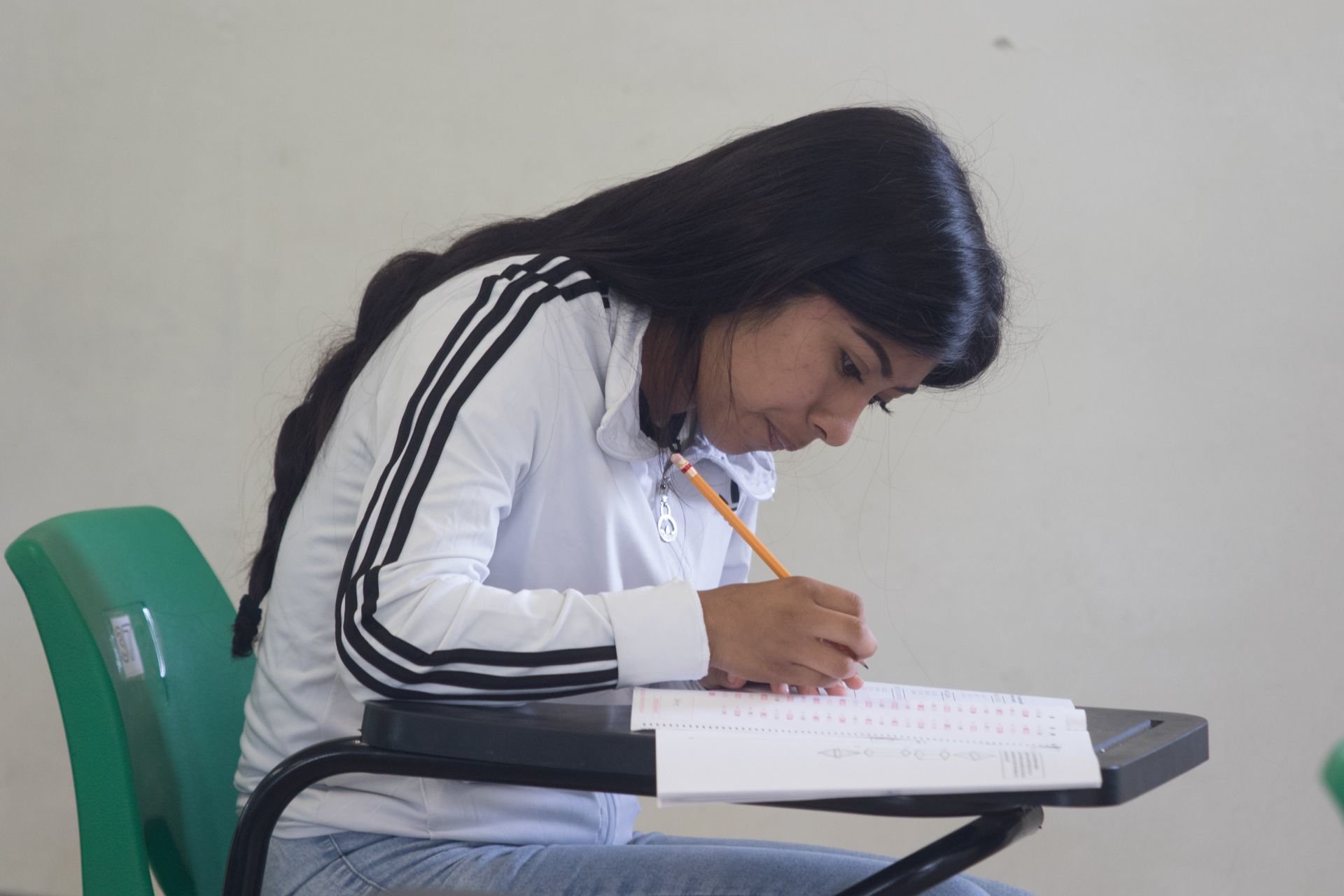 Fotografía de joven estudiante tomando el examen Comipems para bachillerato