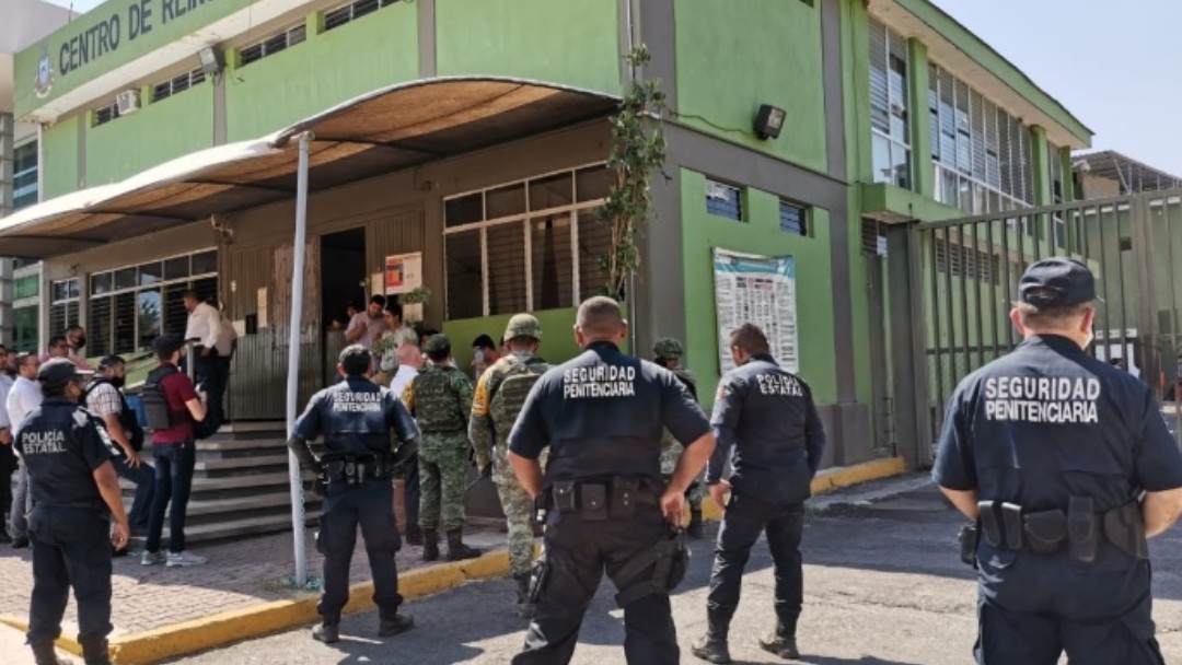 Policías y militares controlaron el motín en el Cereso de Colima. Twitter/@SSP_COLIMA