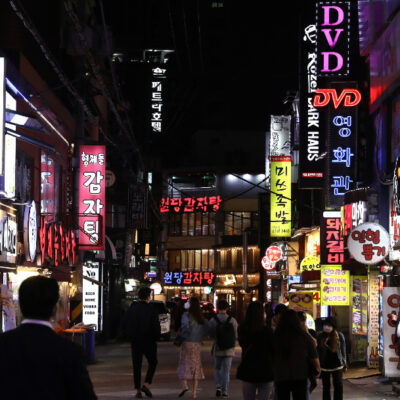 Siguen en aumento contagios de coronavirus en bares de Corea del Sur