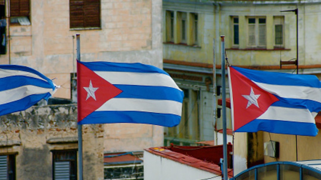 Banderas de Cuba ondean en calles de La Habana. Getty Images/Archivo