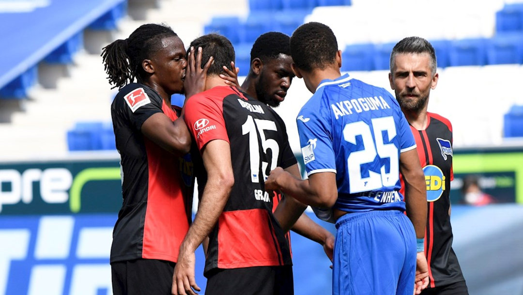 El defensa Dedryck Boyata besó en la mejilla a su compañero Marko Grujic tras su gol en la Budesliga. (Foto: EFE)