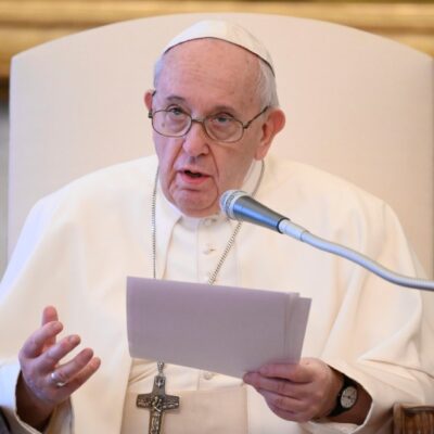 Papa Francisco saluda a fieles por primera vez tras la cuarentena