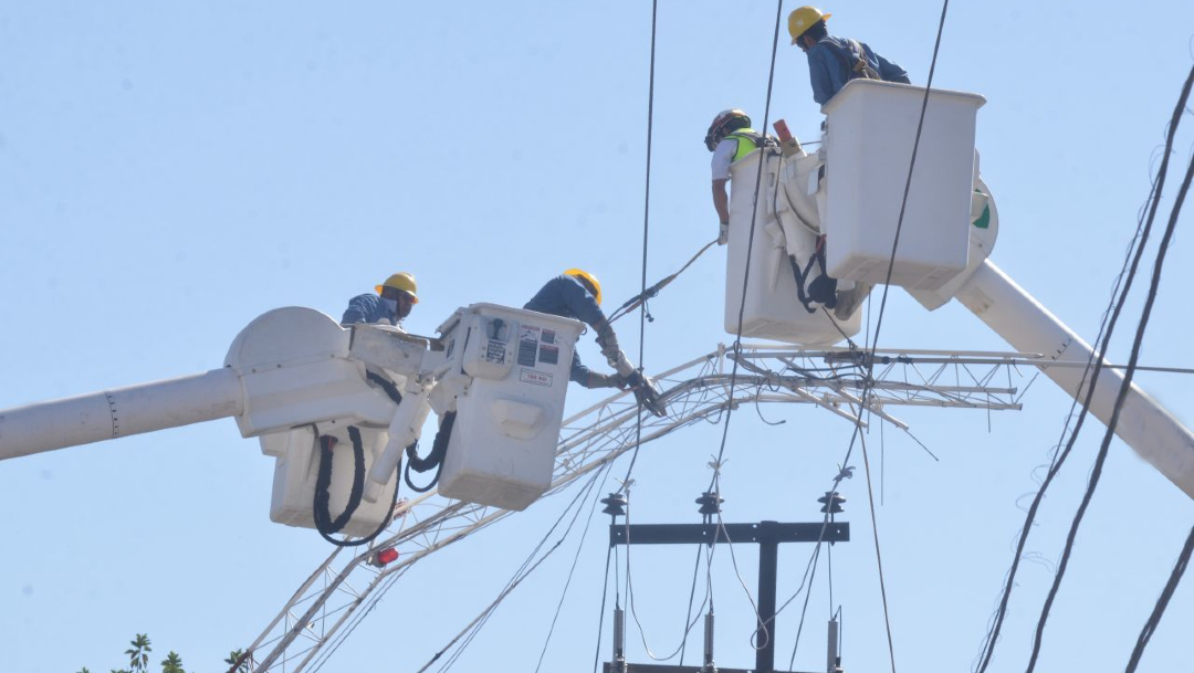 Trabajadores reparan cables de alta tensión. (Foto: Cuartoscuro)