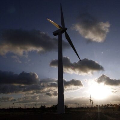 CRE sube tarifas de transmisión eléctrica a empresas de energías renovables