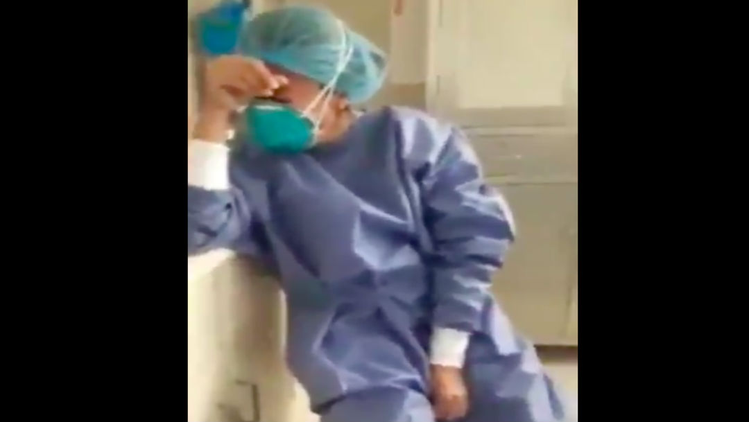 Foto Enfermera en Perú llora desconsolada al enterarse que tiene coronavirus COVID-19 8 mayo 2020