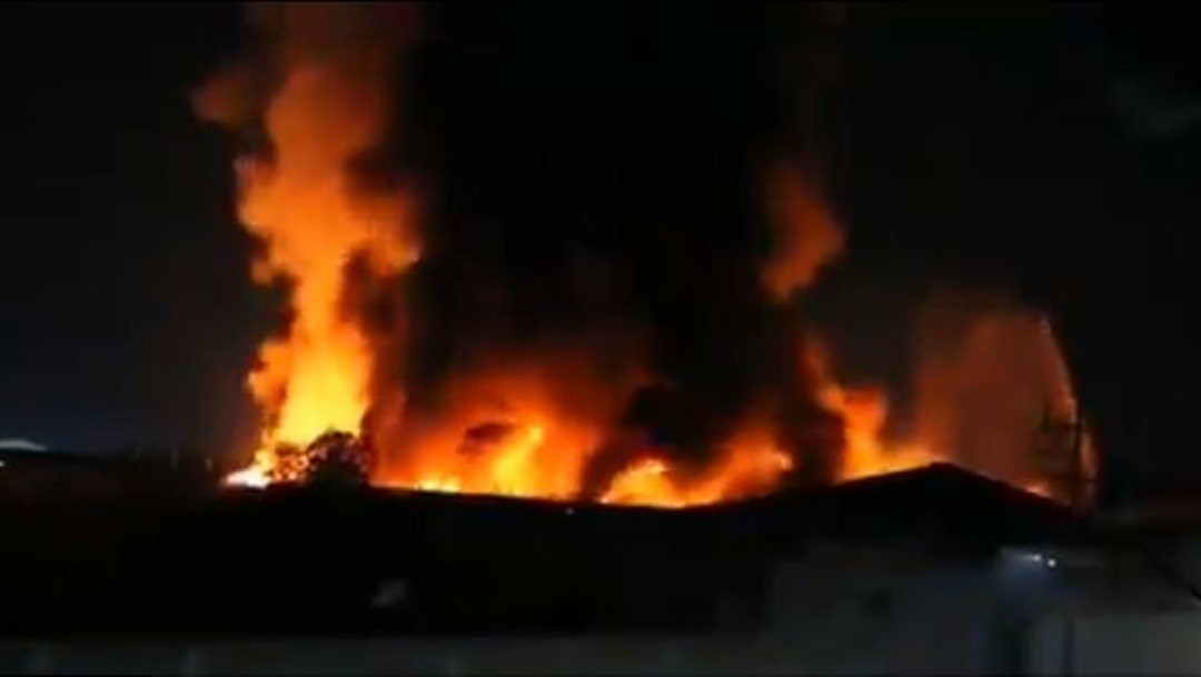 Enorme incendio consumió una fábrica en Valle de Chalco, Estado de México. (Foto: Twitter)