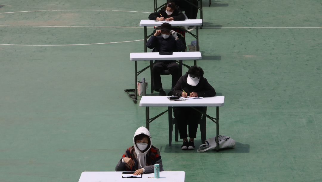 FOTO: Estudiantes de secundaria regresan a clases en Corea del Sur tras cuarentena, el 19 de mayo de 2020