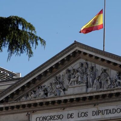 España inicia luto nacional de 10 días por víctimas de COVID-19