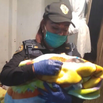 Mujer da a luz en vía pública de la CDMX; policías la auxilian