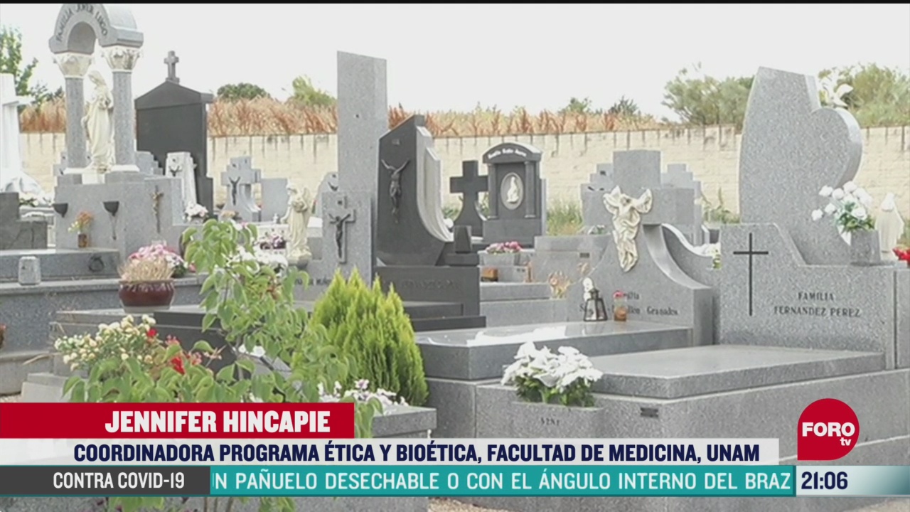 Foto: familiares de paciente muerta por coronavirus toman medidas sanitarias en funeral 6 Mayo 2020