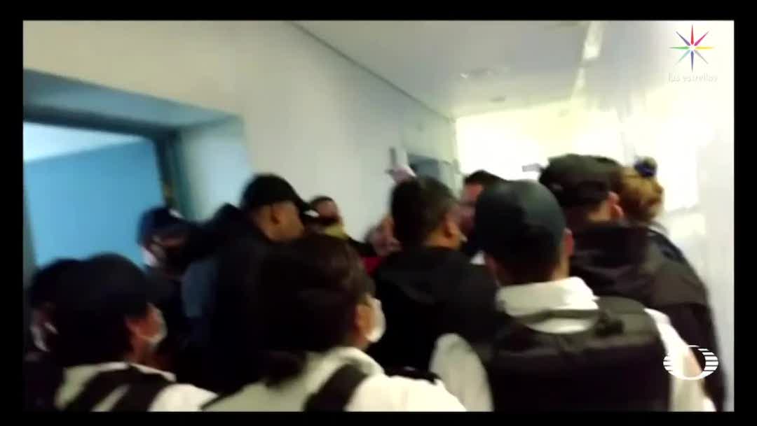 Familiares ingresan a la fuerza en Hospital de Ecatepec