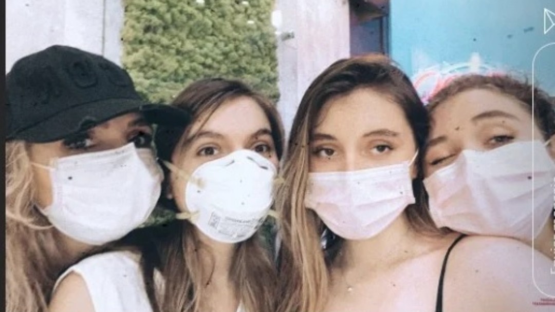 Reaparece Angélica Rivera con cubrebocas en foto con sus hijas