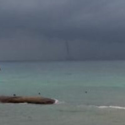Video: Tromba marina sorprenden en Cancún y Playa del Carmen