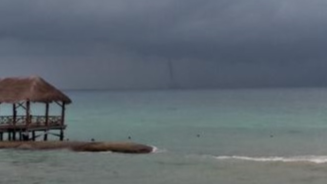Graban tromba marina en las costas de Cancún, Quintana Roo. Twitter