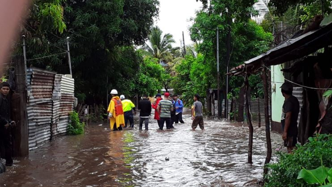 Autoridades en Guatemala evacuan a familias tras las inundaciones provocadas por la tormenta tropical 'Amanda'. (Foto: @ConredGuatemala )