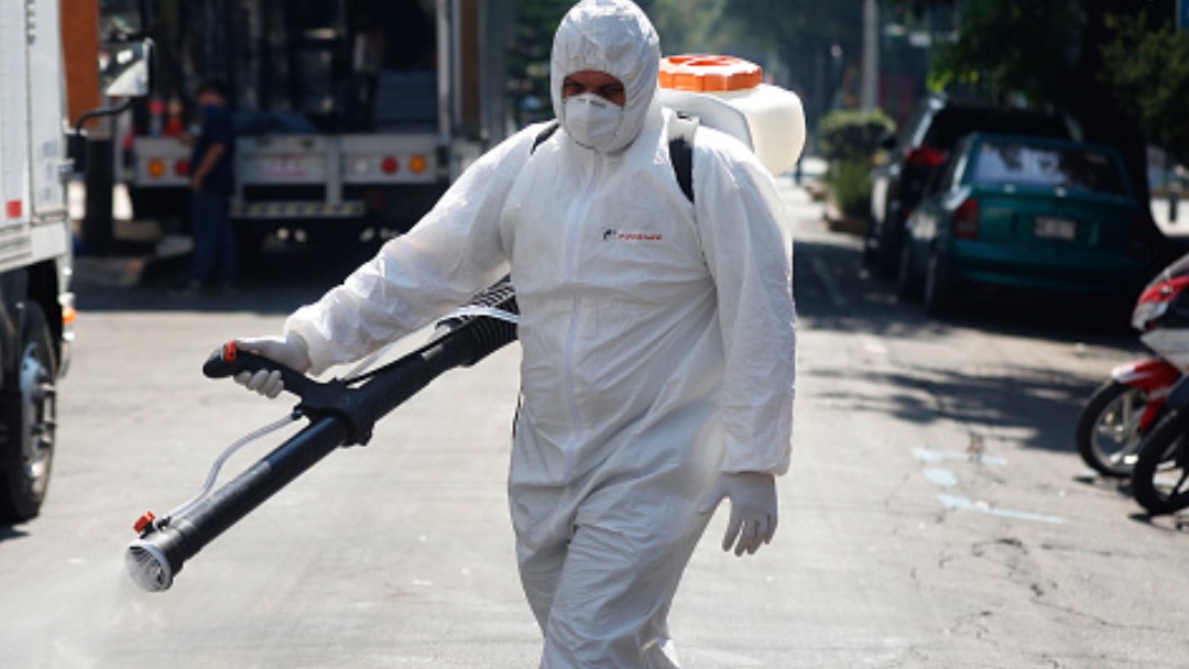 Un hombre sanitiza calles de CDMX. Getty Images
