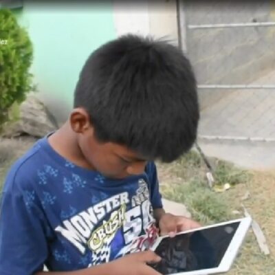 Iker, niño que hace mandados por 5 pesos, recibe tableta para sus clases en línea