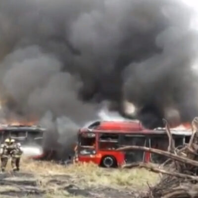 Se incendia flotilla de autobuses en Nuevo León