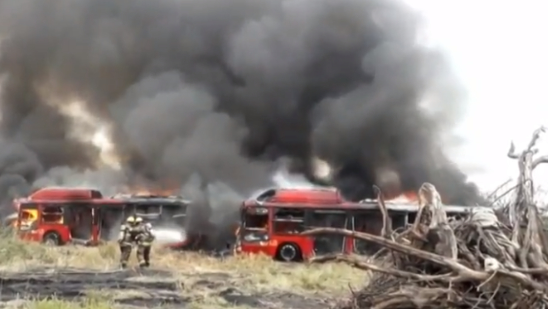FOTO: Se incendia flotilla de autobuses en Nuevo León, el 9 de mayo de 2020