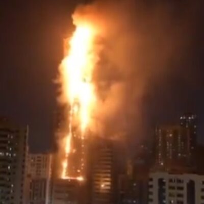 Incendio consume rascacielos en Emiratos Árabes Unidos