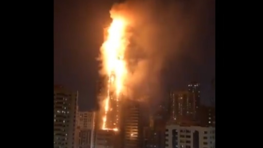 Los Bomberos de Dubai lograron evacuar a las personas que se encontraban en el edificio. Twitter